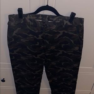 GAP Camo chinos NWOT
